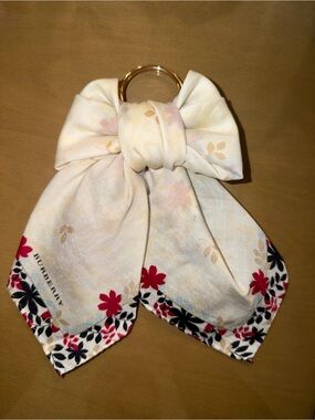 Burberry scarf Bow charm